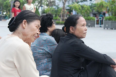 Người dân TP.HCM về xem tượng đài Bác Hồ ảnh 6 Người dân TP.HCM về xem tượng đài Bác Hồ ảnh 6