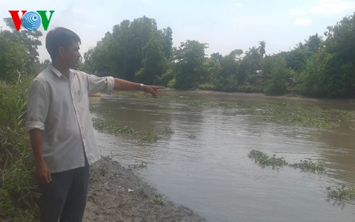 Một cán bộ lao xuống dòng nước xiết cứu sống 2 nữ sinh đuối nước ảnh 1