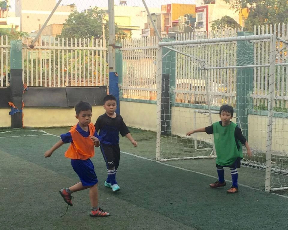 Khi cả nhà cùng ra sân… ảnh 7