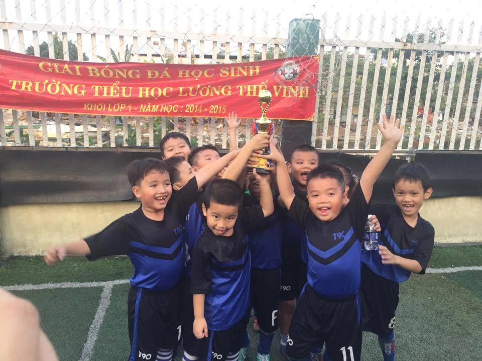 Khi cả nhà cùng ra sân… ảnh 1