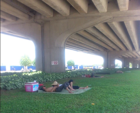 Người Hà Nội trốn nóng trong hầm đường bộ ảnh 2