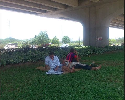 Người Hà Nội trốn nóng trong hầm đường bộ ảnh 3