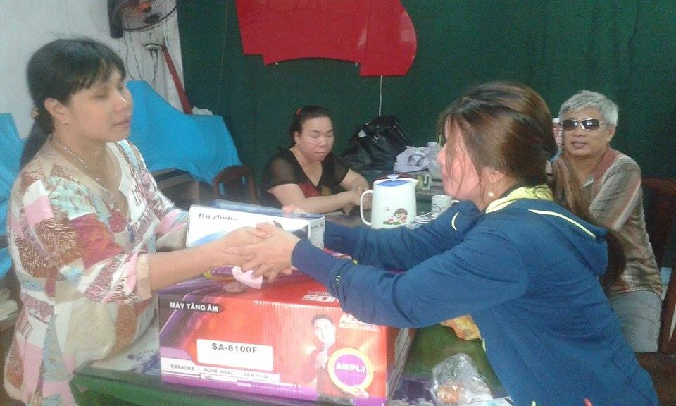 Chị Hồng ve chai đi trao quà từ thiện ảnh 1