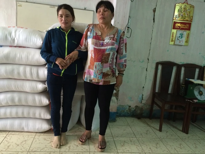 Chị Hồng ve chai đi trao quà từ thiện ảnh 2