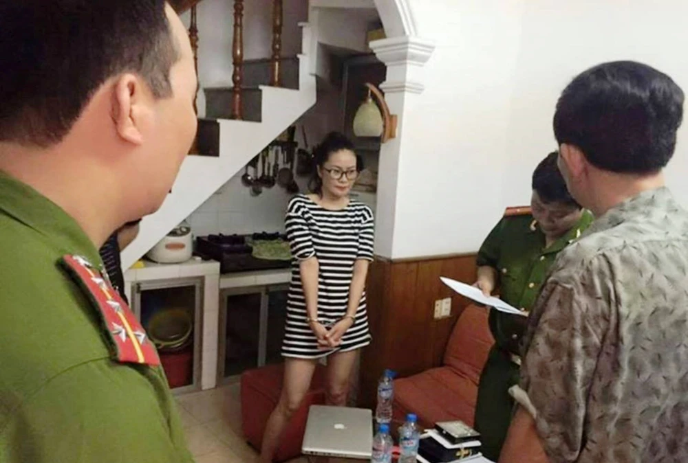 Bắt 'Thánh Cô Cô Bóc' gây náo loạn showbiz Việt ảnh 1