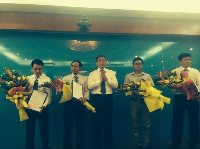 Ông Lê Nam Thắng đã trao quyết định bổ nhiệm ông Phạm Anh Tuấn (thứ hai từ phải qua) làm tổng biên tập báo điện tử Vietnamnet - Ảnh:M.QUANG