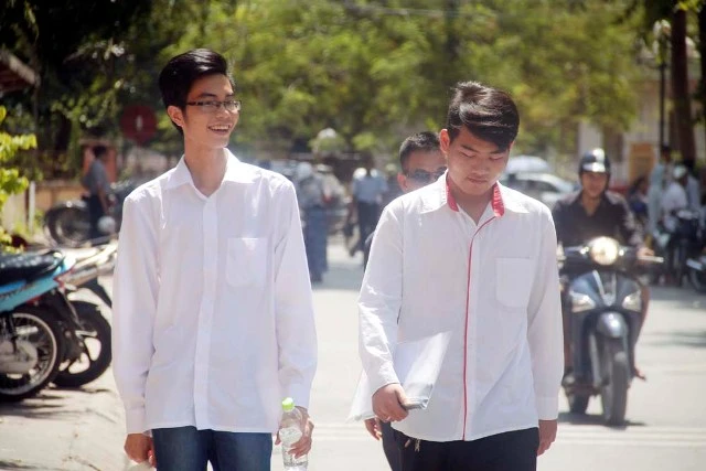 Thí sinh vào thi môn Hóa học trong cái nắng 40 độ C ảnh 4