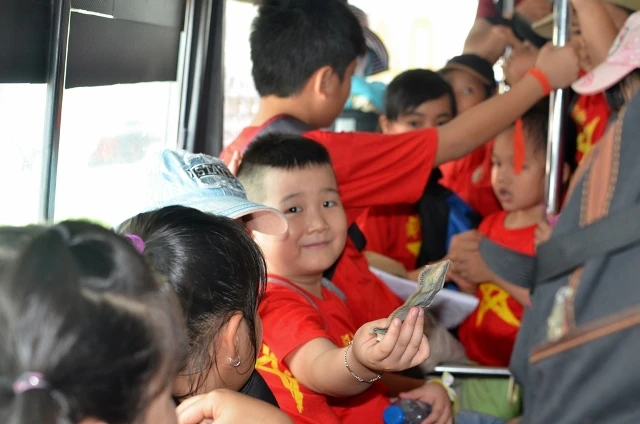 Chùm ảnh: Các bé ‘quậy tưng’ chợ Bến Thành ảnh 8