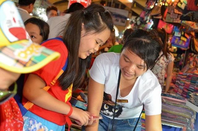 Chùm ảnh: Các bé ‘quậy tưng’ chợ Bến Thành ảnh 11