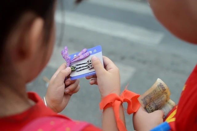 Chùm ảnh: Các bé ‘quậy tưng’ chợ Bến Thành ảnh 18