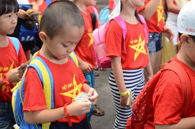 Chùm ảnh: Các bé ‘quậy tưng’ chợ Bến Thành ảnh 3