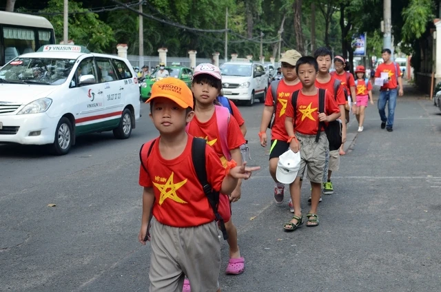 Chùm ảnh: Các bé ‘quậy tưng’ chợ Bến Thành ảnh 4