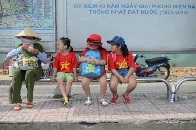 Chùm ảnh: Các bé ‘quậy tưng’ chợ Bến Thành ảnh 6