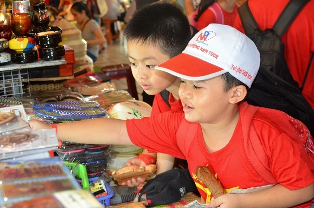 Chùm ảnh: Các bé ‘quậy tưng’ chợ Bến Thành ảnh 10