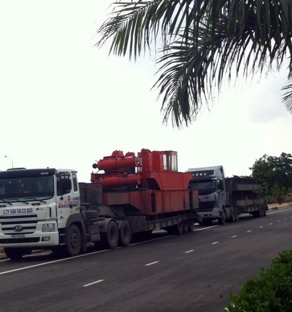 Phát hiện ba lái xe điều khiển đoàn xe “khủng” không có bằng lái ảnh 1