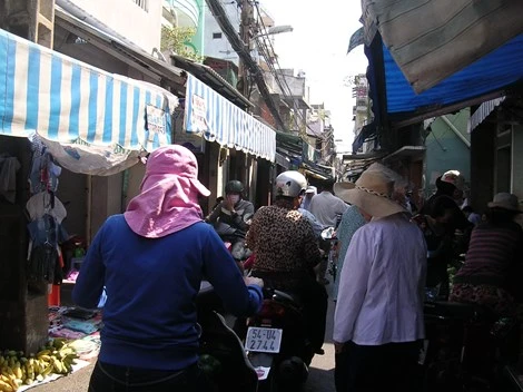 Dẹp chợ lề đường: Chẳng lẽ bó tay? ảnh 1