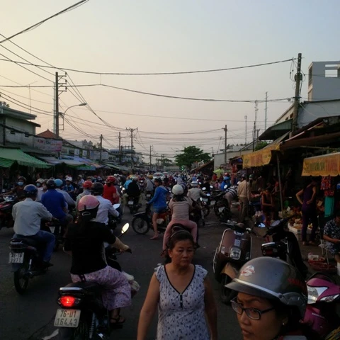 Dẹp chợ lề đường: Chẳng lẽ bó tay? ảnh 2