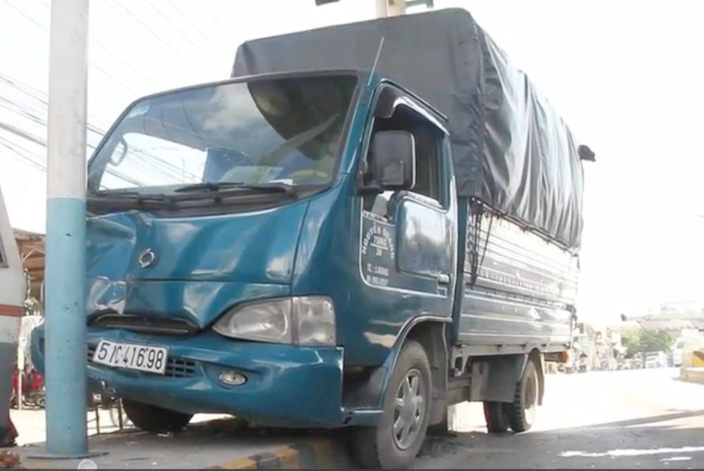 Xe tải tông văng cabin của trạm thu phí ảnh 2