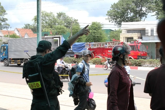 Người dân bỏ việc ra hiện trường theo dõi thực nghiệm vụ thảm sát ở Bình Phước ảnh 10