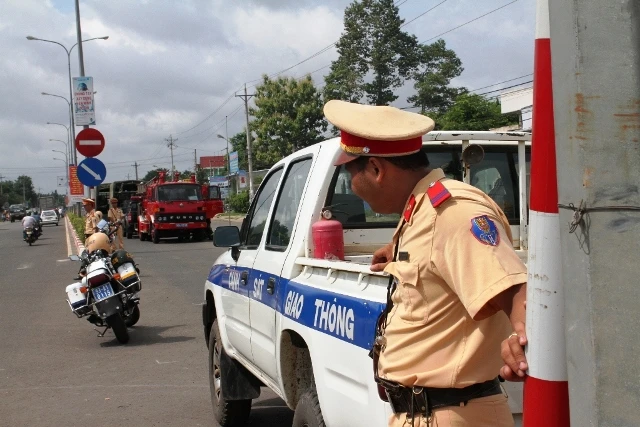 Người dân bỏ việc ra hiện trường theo dõi thực nghiệm vụ thảm sát ở Bình Phước ảnh 11