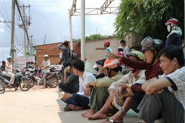 Người dân bỏ việc ra hiện trường theo dõi thực nghiệm vụ thảm sát ở Bình Phước ảnh 12