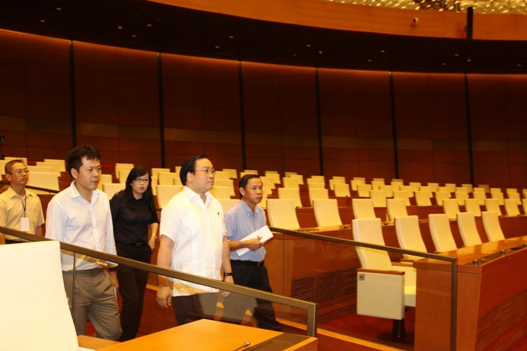 Phó Thủ tướng Hoàng Trung Hải trong một lần đi kiểm tra công trình Nhà Quốc hội. Ảnh VGP/Nguyên Linh