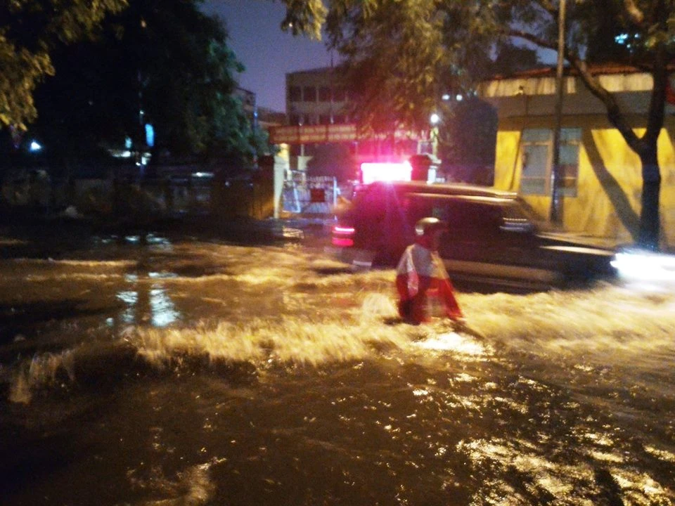 Mưa cấp tập, người Hà Nội bì bõm lội nước ảnh 2