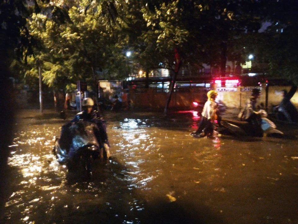 Mưa cấp tập, người Hà Nội bì bõm lội nước ảnh 1