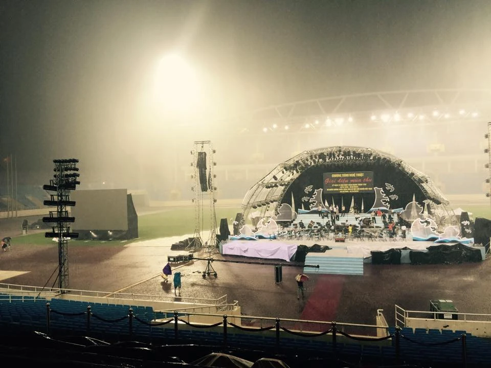 Mưa cấp tập, người Hà Nội bì bõm lội nước ảnh 3