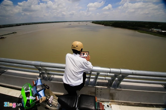 Con đưa di ảnh ba mẹ ngắm cầu Mỹ Lợi ngày thông xe