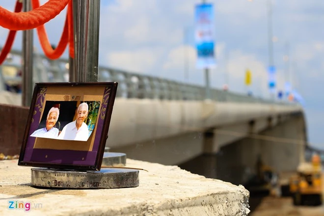 Con đưa di ảnh ba mẹ ngắm cầu Mỹ Lợi ngày thông xe