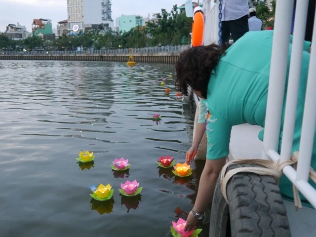 Chùm ảnh ngày đầu khai trương tuyến du ngoạn kênh Nhiêu Lộc-Thị Nghè ảnh 12 Chùm ảnh ngày đầu khai trương tuyến du ngoạn kênh Nhiêu Lộc-Thị Nghè ảnh 12