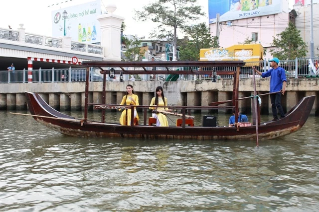 Chùm ảnh ngày đầu khai trương tuyến du ngoạn kênh Nhiêu Lộc-Thị Nghè ảnh 7 Chùm ảnh ngày đầu khai trương tuyến du ngoạn kênh Nhiêu Lộc-Thị Nghè ảnh 7