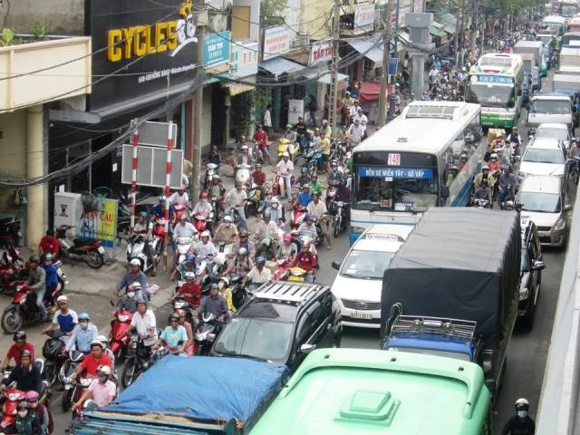 Ảnh hiện trường vụ xe Phương Trang húc nhiều xe máy trên cầu vượt Cây Gõ ảnh 5