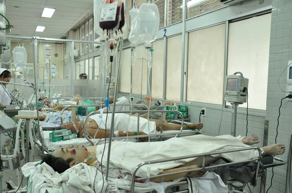 Xe Phương Trang tông hàng loạt xe máy, một người rơi khỏi cầu vượt Cây Gõ ảnh 3