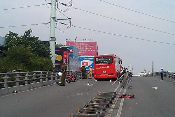 Xe Phương Trang tông hàng loạt xe máy, một người rơi khỏi cầu vượt Cây Gõ ảnh 2