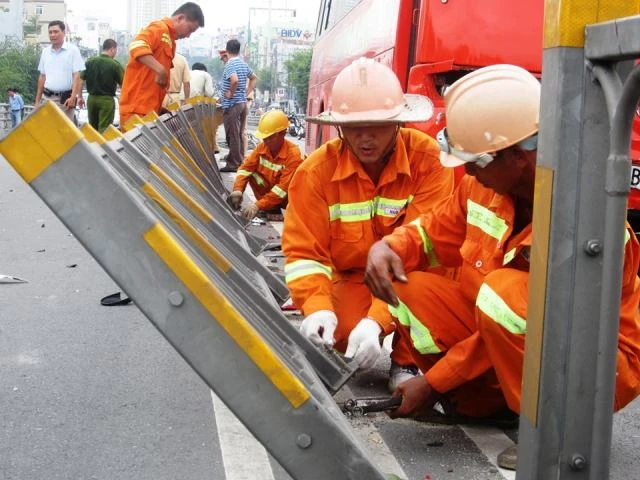 Ảnh hiện trường vụ xe Phương Trang húc nhiều xe máy trên cầu vượt Cây Gõ ảnh 10