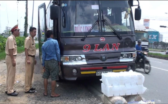 Xe máy va chạm với xe khách hai người thương vong ảnh 1