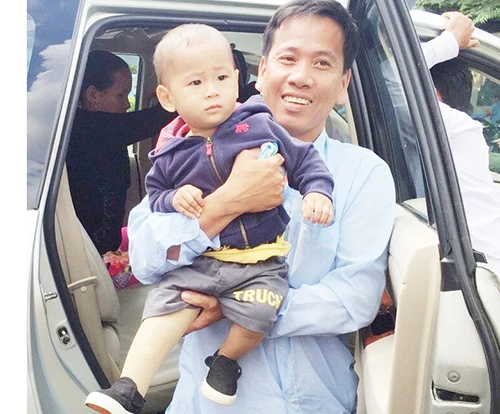 Bé văng ra khỏi bụng mẹ tập đi với chân giả ảnh 1