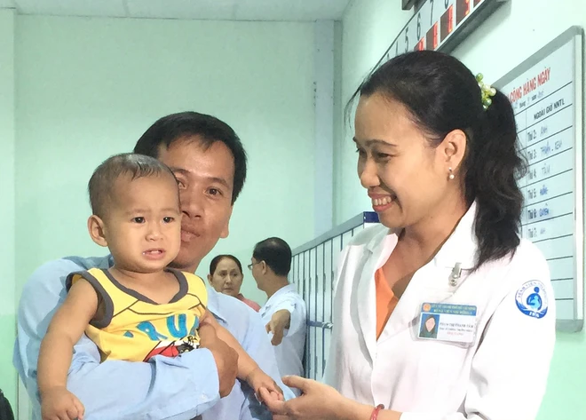 Bé văng ra khỏi bụng mẹ tập đi với chân giả ảnh 6