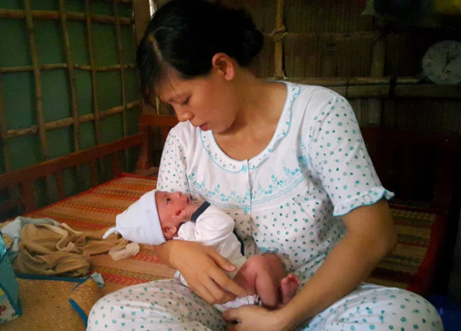  Bé Dương Minh Phát hồi phục và được đưa về nhà - Ảnh: Thúy Hằng 