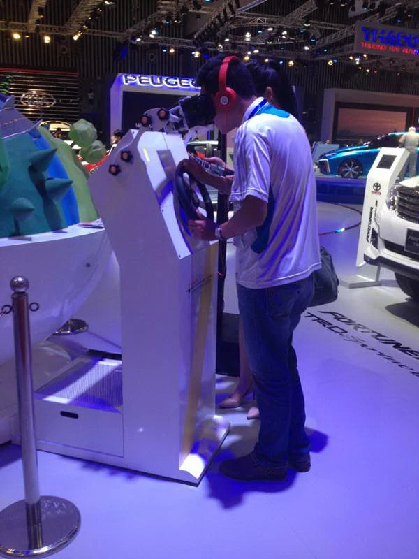 Ngắm xế xịn và chân dài tại Việt Nam Motor Show 2015 ảnh 13 Ngắm xế xịn và chân dài tại Việt Nam Motor Show 2015 ảnh 13