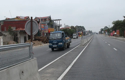 nhom-nguoi-thao-tam-chong-loa-tren-quoc-lo-1a-bi-phat-tien
