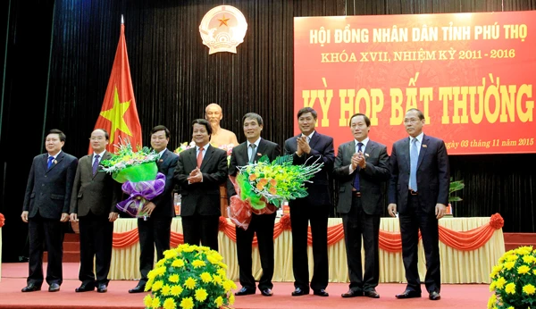 Lãnh đạo Tỉnh ủy Phú Thọ chúc mừng các ông Bùi Minh Châu, Bùi Văn Quang được bầu giữ chức chủ tịch UBND, phó chủ tịch UBND tỉnh. Ảnh: BÁO PHÚ THỌ