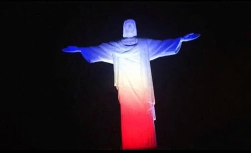 Thế giới đổi màu cờ Pháp tưởng niệm nạn nhân vụ khủng bố ảnh 8