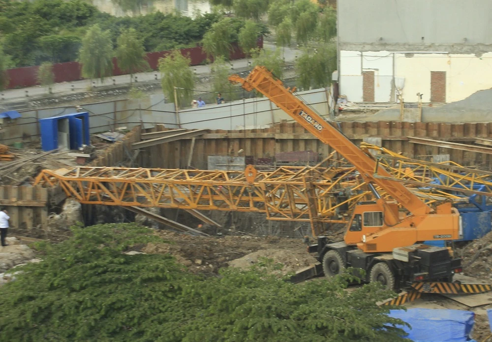 Sập giàn cần cẩu, đè chết người đàn ông đang chạy xe máy ảnh 4