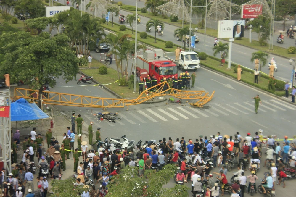 Sập giàn cần cẩu, đè chết người đàn ông đang chạy xe máy ảnh 5