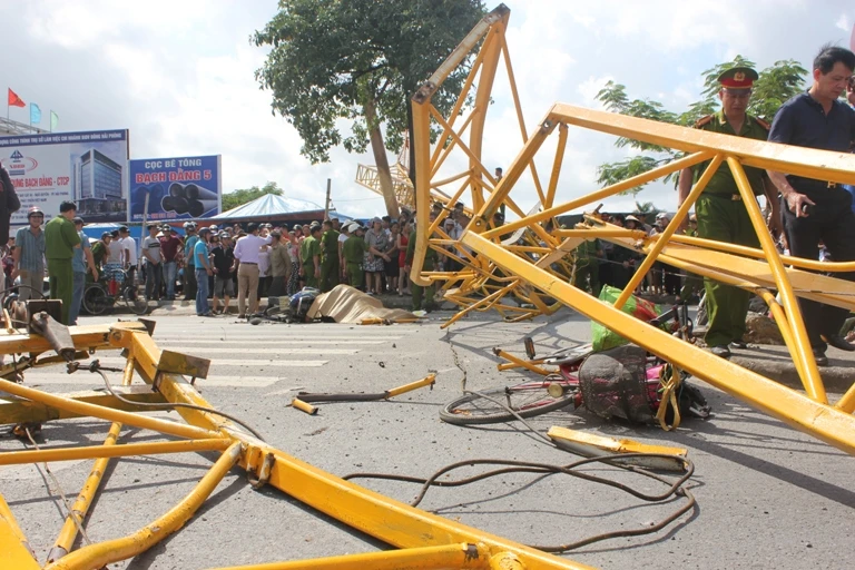 Sập giàn cần cẩu, đè chết người đàn ông đang chạy xe máy ảnh 6