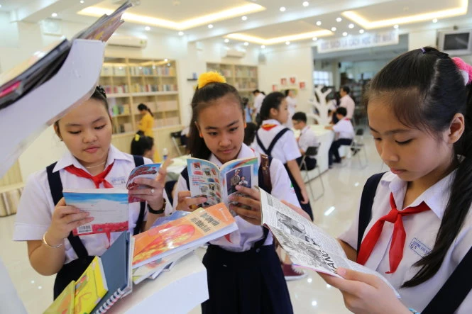 Học sinh Trường THPT Lương Thế Vinh (Q.1, TP.HCM) đọc sách trong giờ ra chơi - Ảnh: Như Hùng