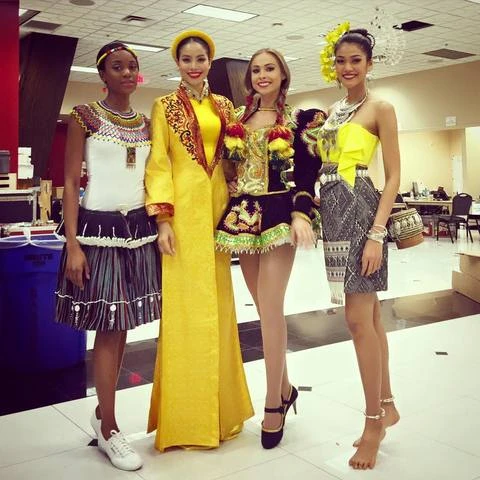 Nghe Phạm Hương hát Dạ cổ hoài lang tại cuộc thi Hoa hậu Hoàn vũ ảnh 2